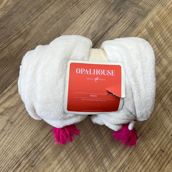 Opalhouse Bedding Opalhouse White Plushfleece Throw With Pink